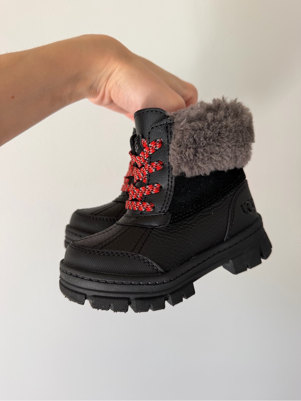 UGG Toddler winter boots (7US size, EU 23.5)
